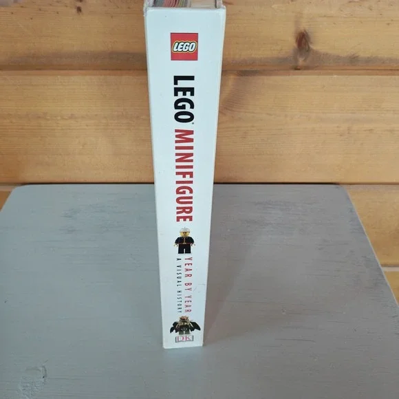 LEGO Minifigure Year by Year: a Visual History Figures Included 9781465414113 - Picture 4 of 8